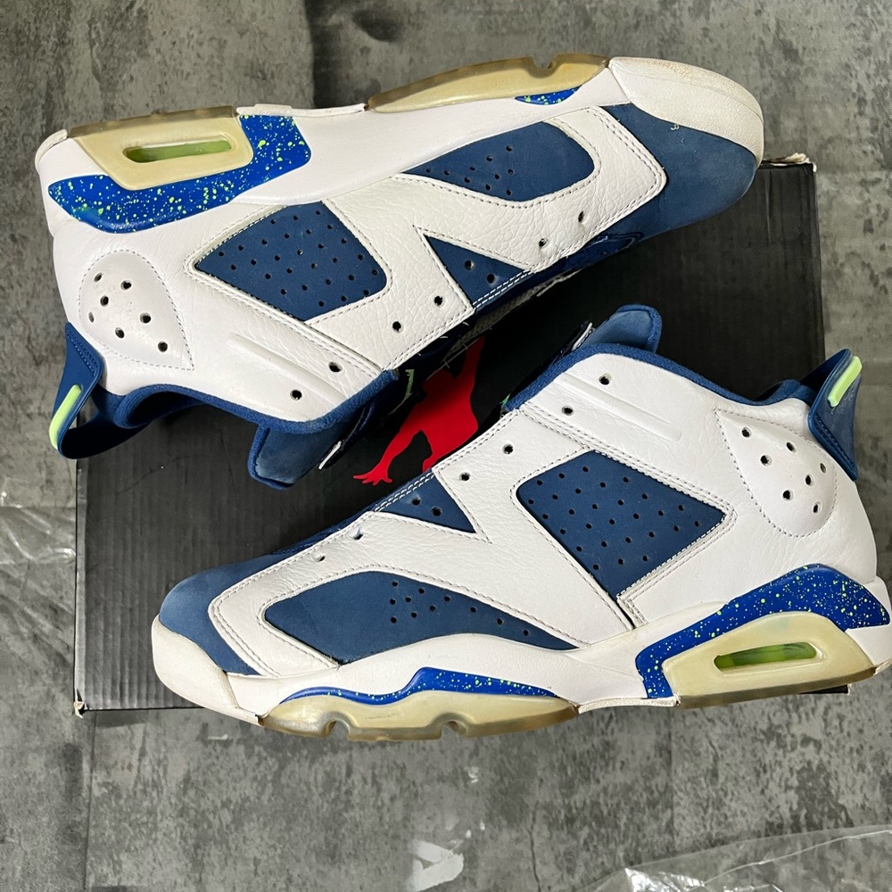 Air Jordan 6 lows ( size 8 )